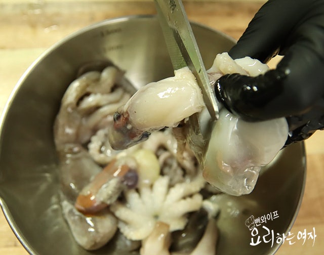 How to clean small octopus — step photo 4
