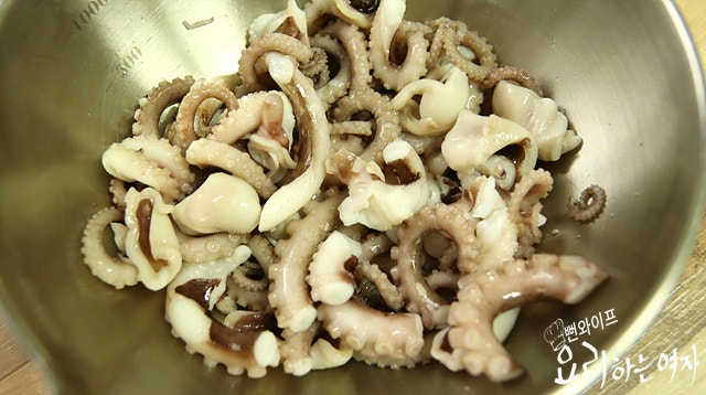 How to clean small octopus — step photo 3