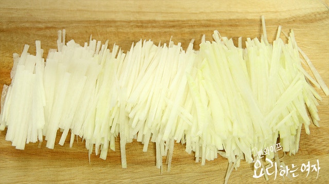Salt the radish — step photo 1