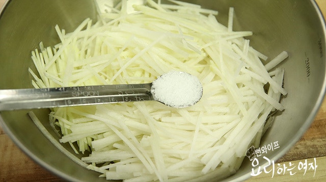 Salt the radish — step photo 2