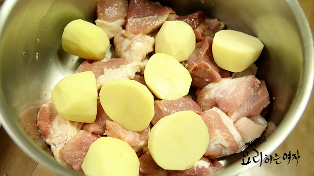 Add ingredients to the pot — step photo 1