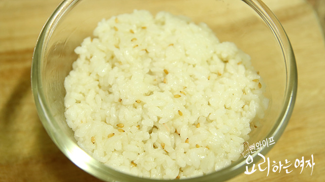 Shape the rice balls — step photo 3