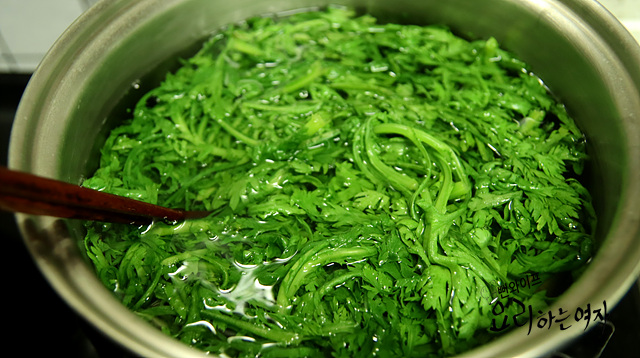 春菊と豆腐の下ゆで — 手順の写真 2
