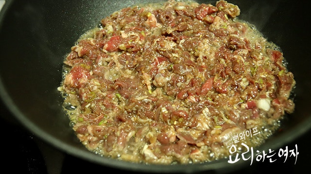 Stir-fry the beef — step photo 1