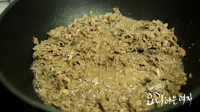 Stir-fry the beef — step photo 2