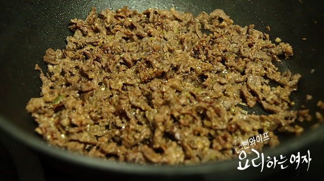 Stir-fry the beef — step photo
