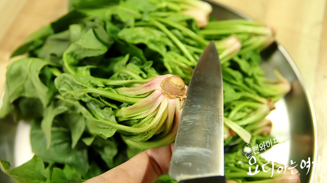 Trim the spinach — step photo 1
