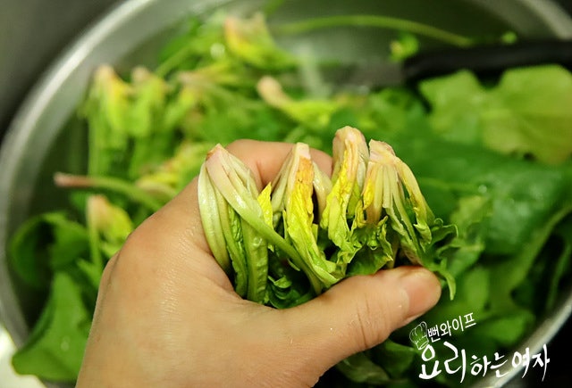 Trim the spinach — step photo 3