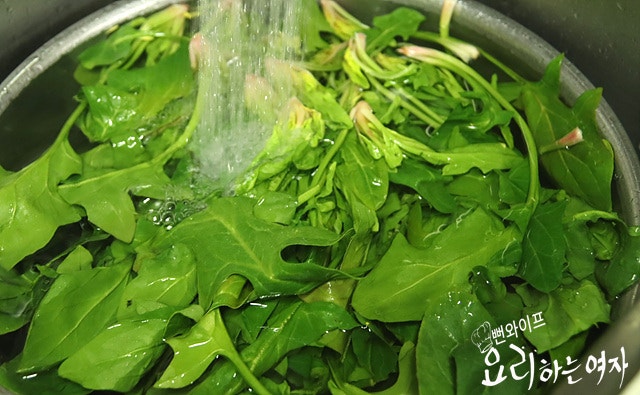 Trim the spinach — step photo 1