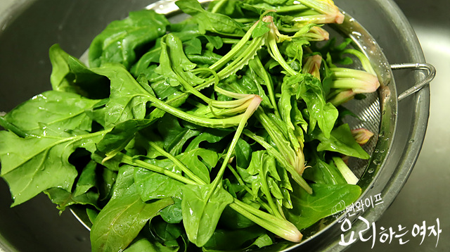 Trim the spinach — step photo 2