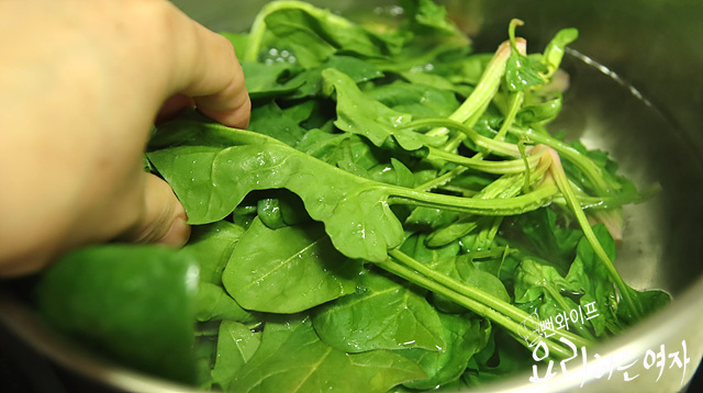 Blanch the spinach — step photo 1