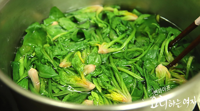 Blanch the spinach — step photo 2