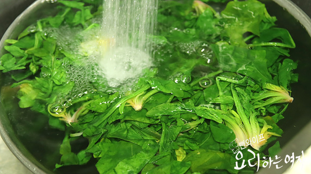 Blanch the spinach — step photo 1