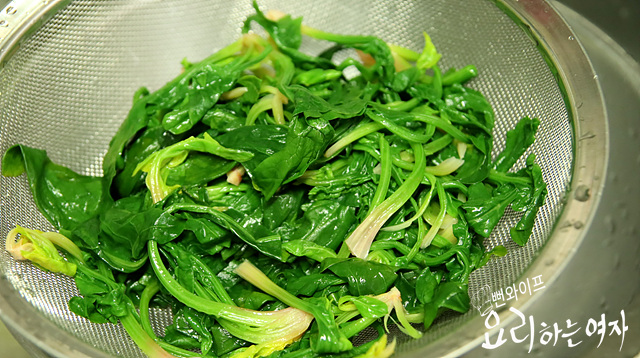 Blanch the spinach — step photo 2