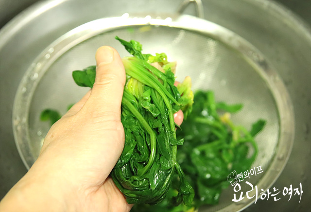 Blanch the spinach — step photo 1