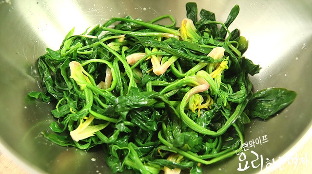 Blanch the spinach — step photo 3