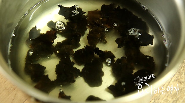 Prepare the dried wood ear mushrooms — step photo 1