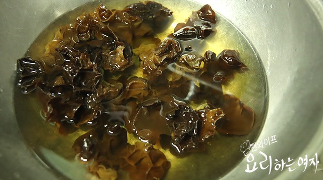 Prepare the dried wood ear mushrooms — step photo 2