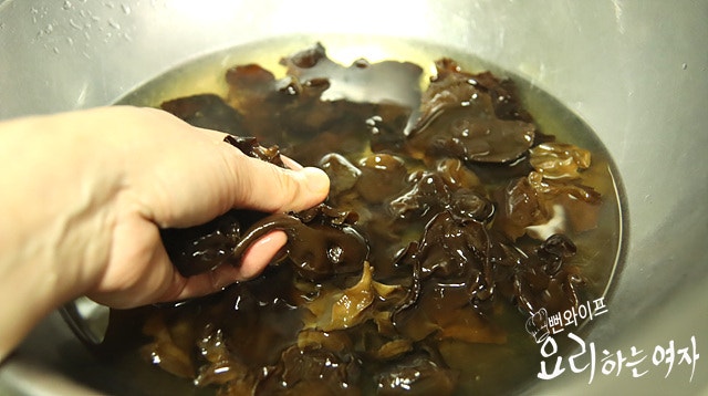 Prepare the dried wood ear mushrooms — step photo 1