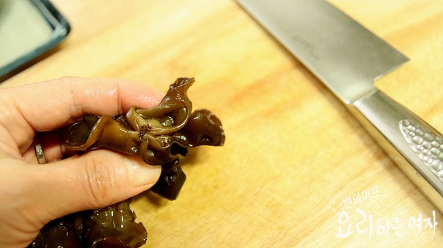Prepare the dried wood ear mushrooms — step photo 2