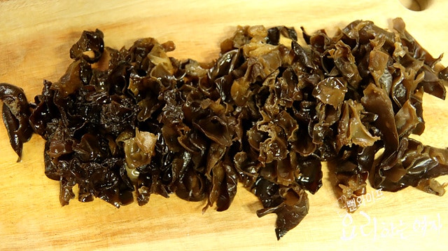 Prepare the dried wood ear mushrooms — step photo 3