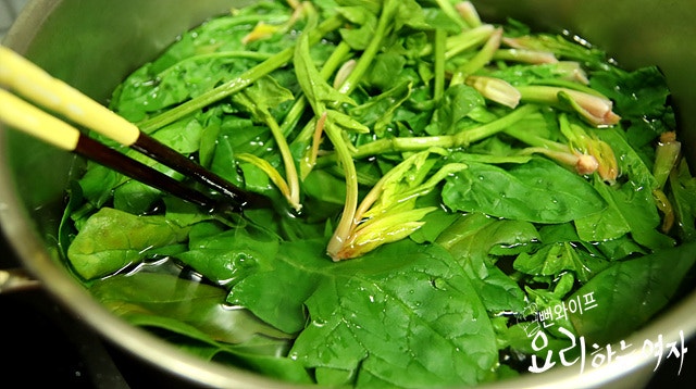 Blanch the spinach — step photo 1