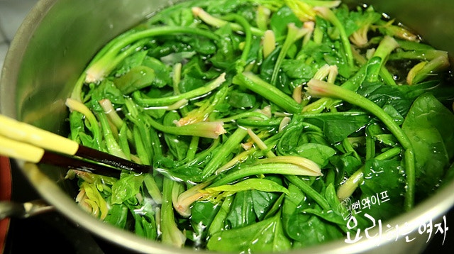 Blanch the spinach — step photo 2