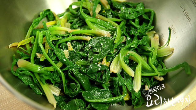 Blanch the spinach — step photo