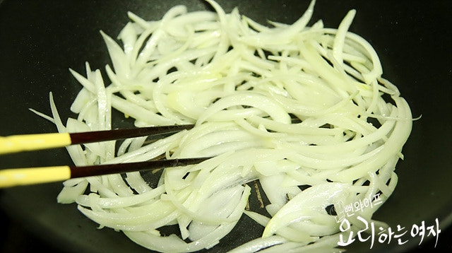 Stir-fry the ingredients — step photo