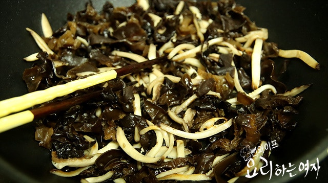 Stir-fry the ingredients — step photo 3