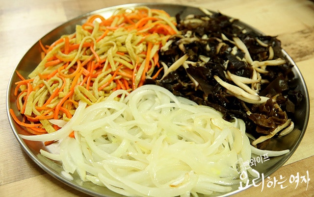 Stir-fry the ingredients — step photo