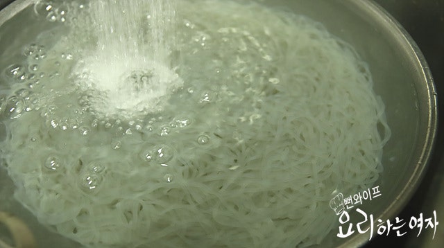 Boil the glass noodles — step photo 2
