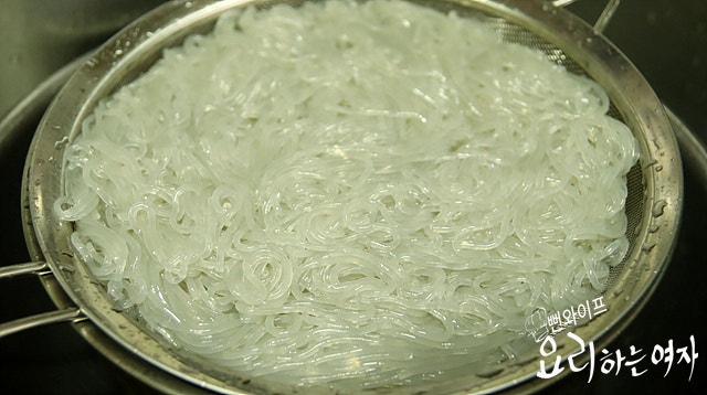 Boil the glass noodles — step photo 1