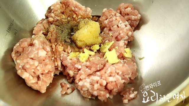 Season the pork and dumpling filling — step photo 1