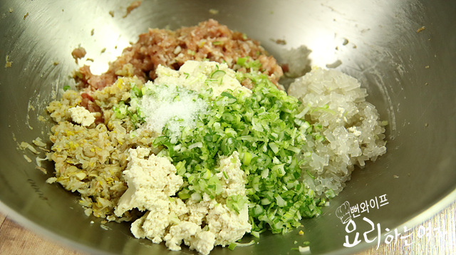 Season the pork and dumpling filling — step photo 1