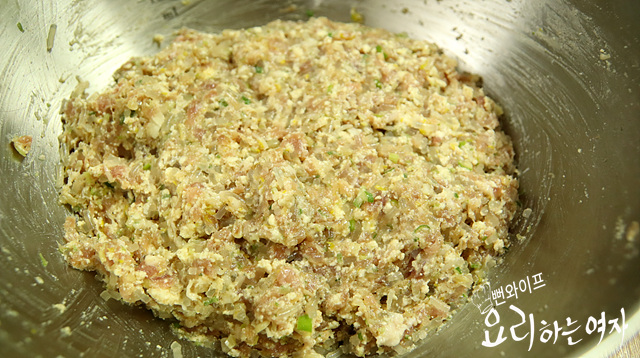 Season the pork and dumpling filling — step photo