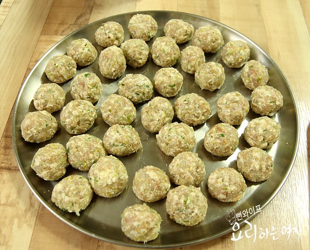 Shape the skinless dumplings — step photo 1