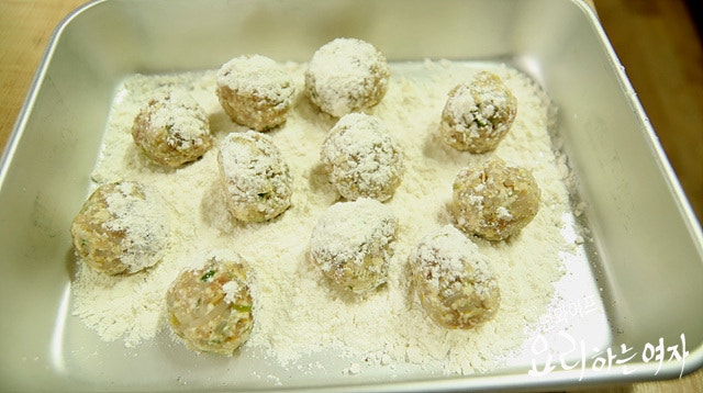 Shape the skinless dumplings — step photo 2