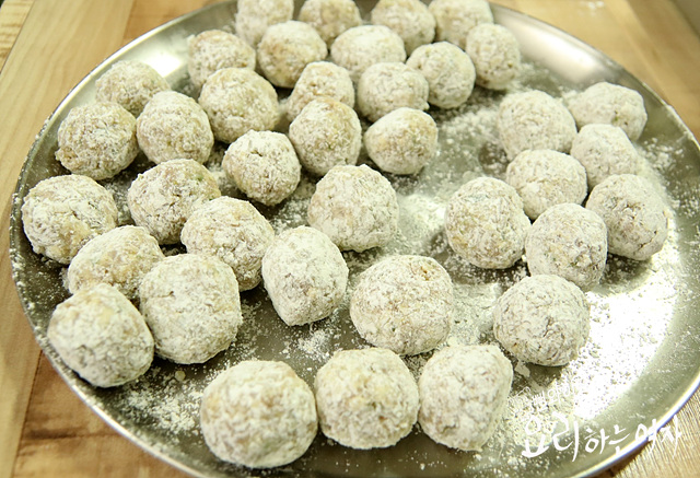 Shape the skinless dumplings — step photo
