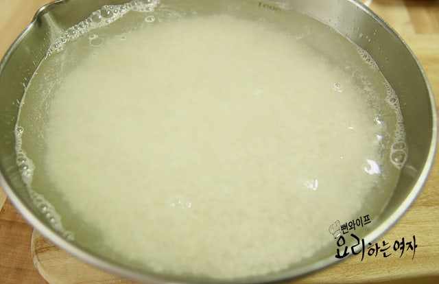 Soak the glutinous rice — step photo 1