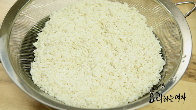 Soak the glutinous rice — step photo 2