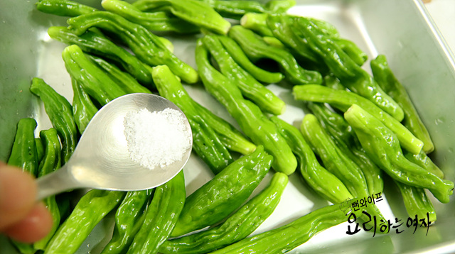 Prepare the shishito peppers — step photo 1