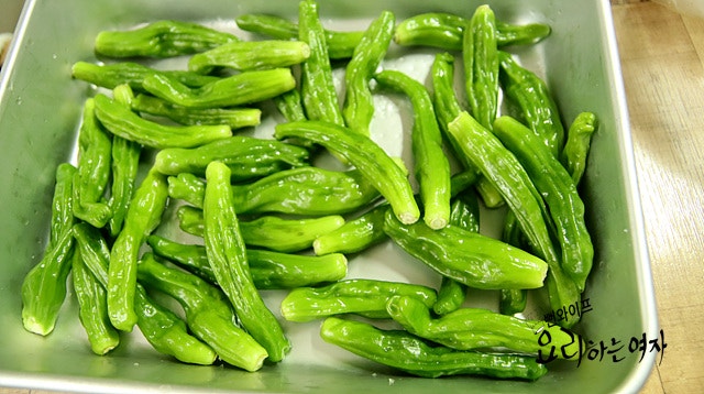 Prepare the shishito peppers — step photo 2
