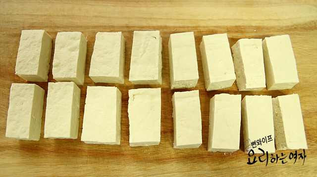 Cut and pan-fry the tofu — step photo 1