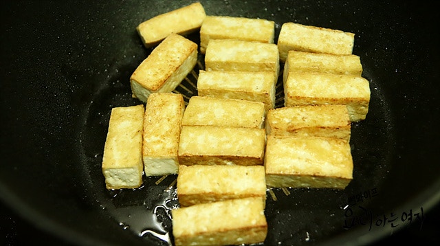 Cut and pan-fry the tofu — step photo 2