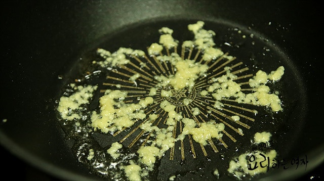 Stir-fry the mushrooms — step photo 1