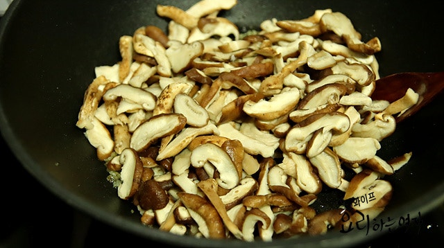 Stir-fry the mushrooms — step photo 2
