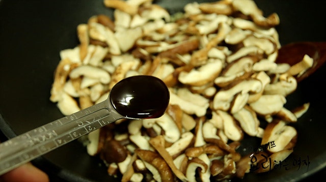 Stir-fry the mushrooms — step photo 1