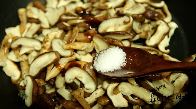 Stir-fry the mushrooms — step photo 2
