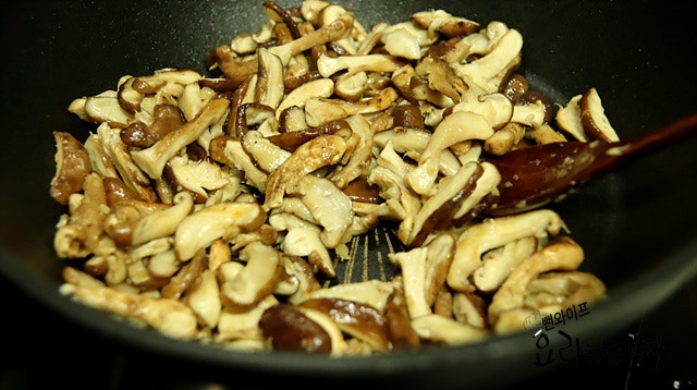 Stir-fry the mushrooms — step photo 1